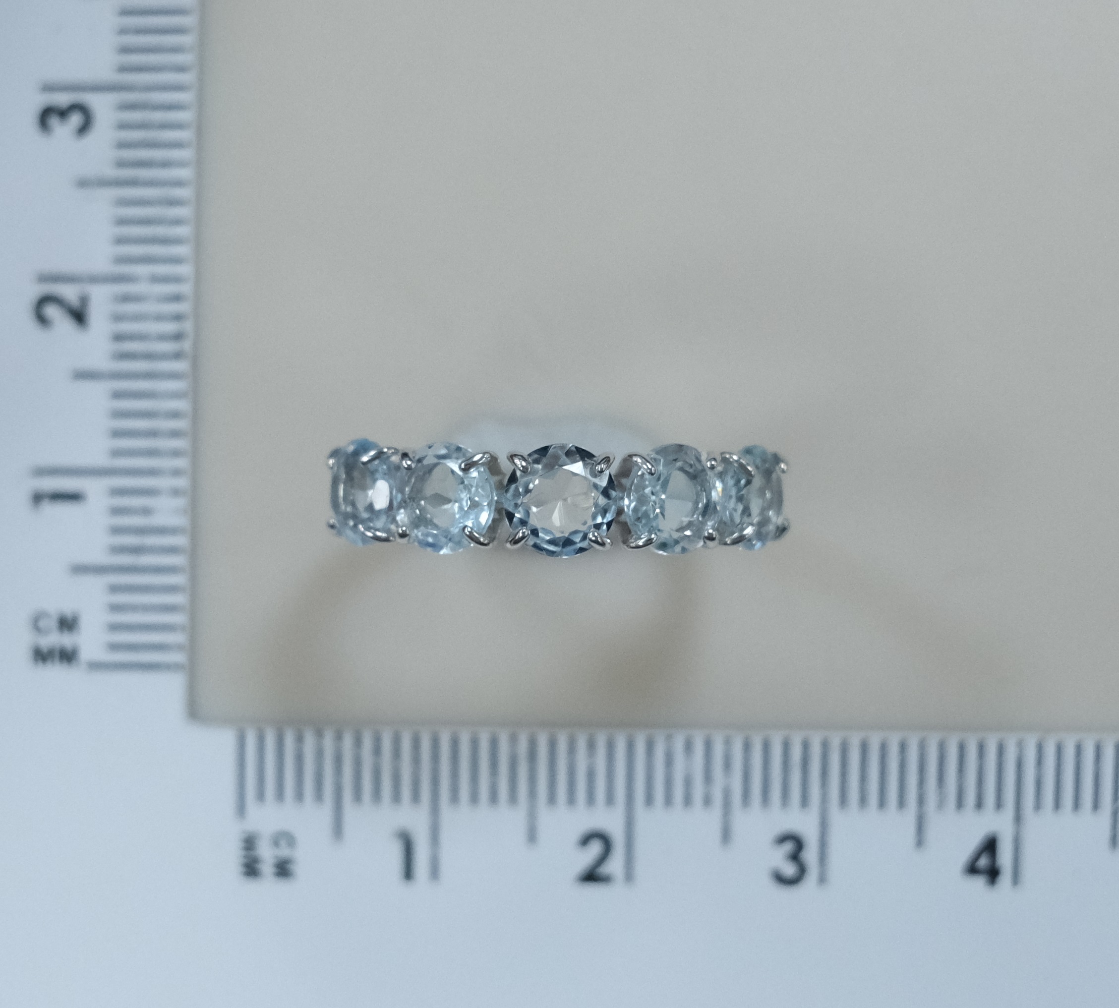 Серебряное кольцо с топазами